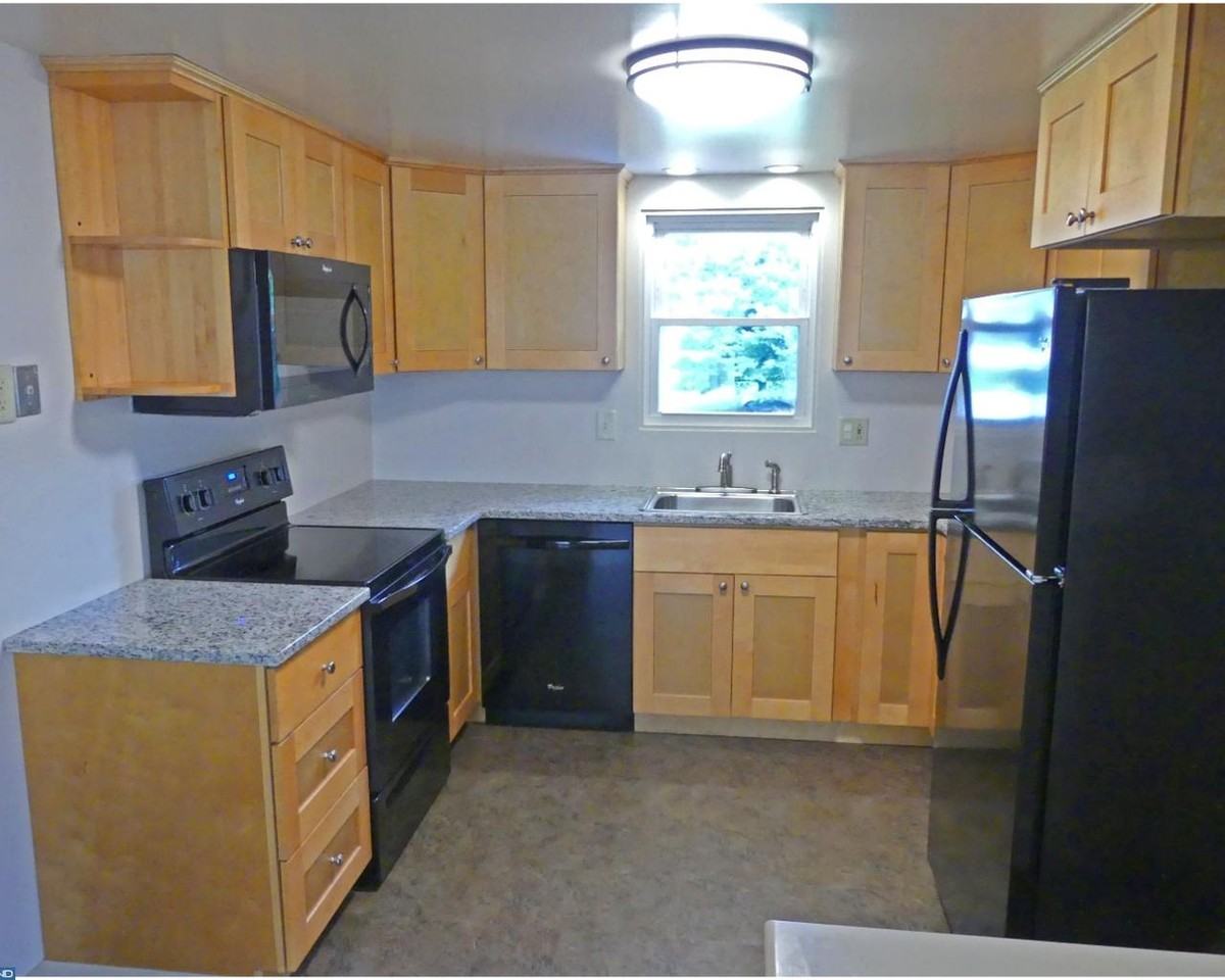 323 W 3rd St - Photo 3 of 21