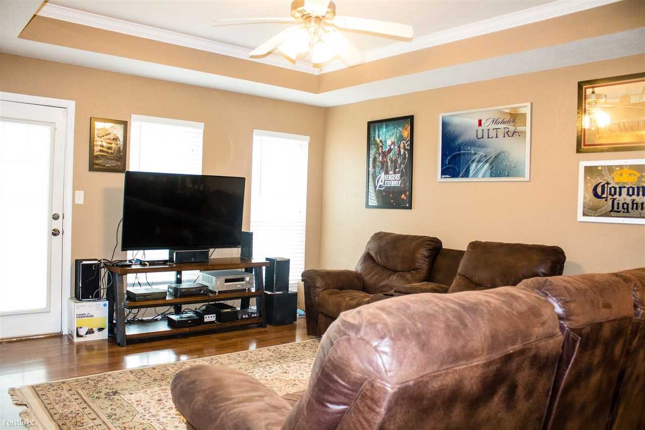 1011 Orchid St - Photo 2 of 11