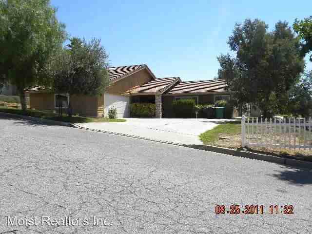 1167 Fairway Ln - Photo 2 of 15