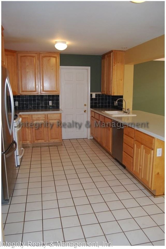 990 E Briarwood Cir N - Photo 3 of 20