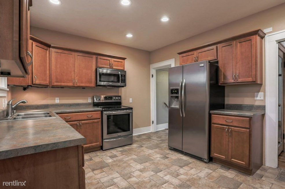 3015 Sewell St - Photo 3 of 19