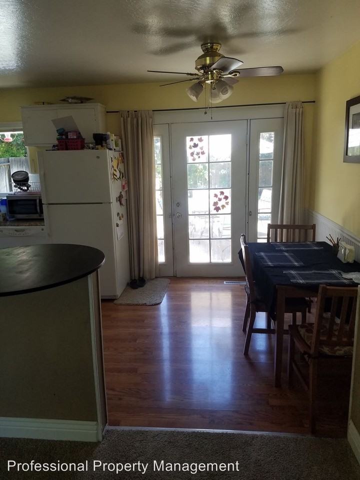 1380 Sunshine Dr - Photo 3 of 9