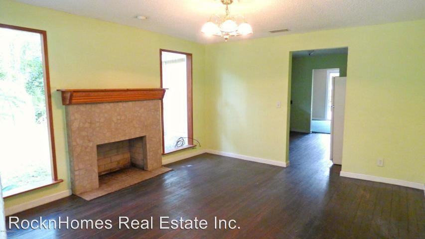 220 Franklin Ave - Photo 2 of 5