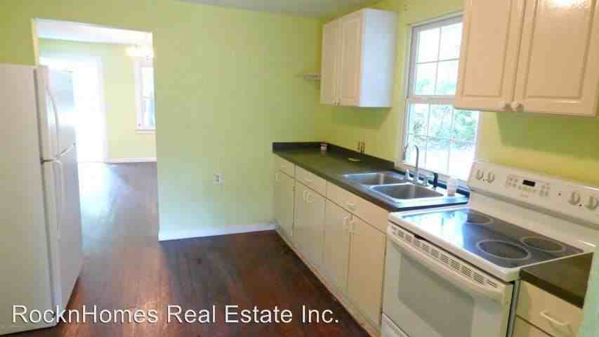 220 Franklin Ave - Photo 3 of 5