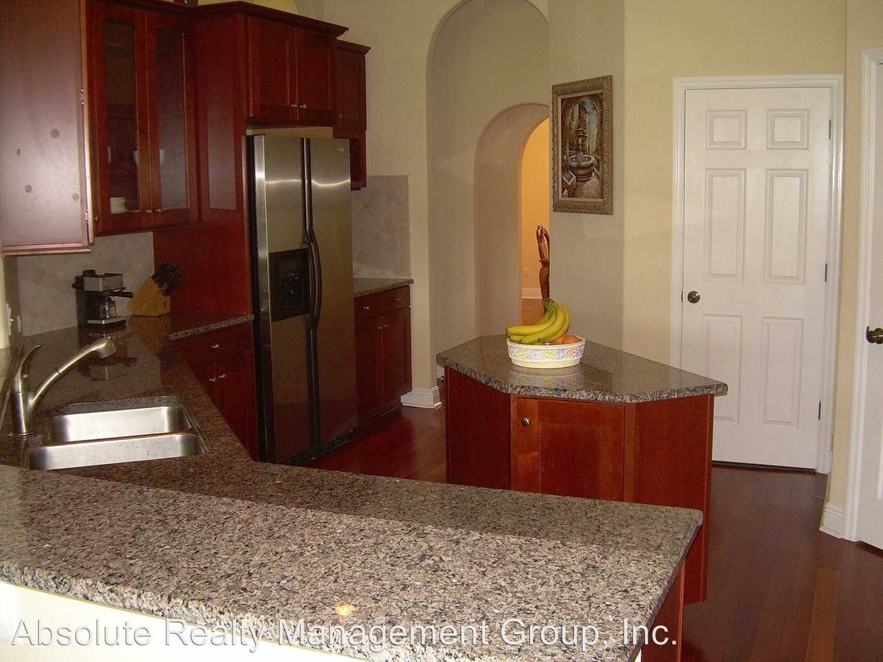 1023 Shadowmoss Cir - Photo 3 of 17