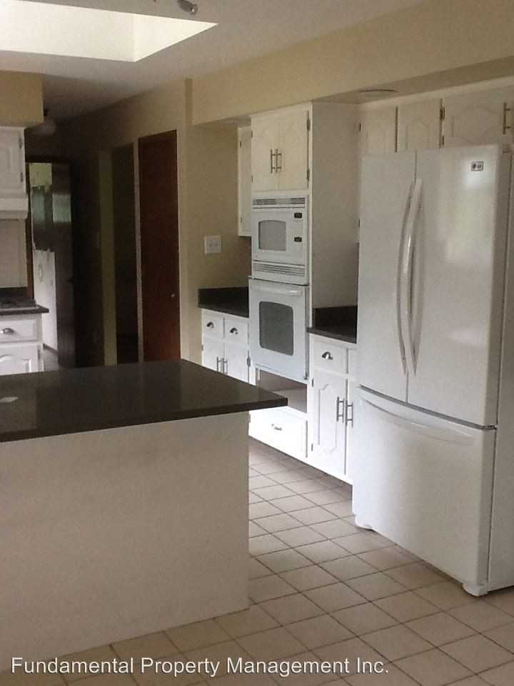 1430 Lynwood Ct - Photo 3 of 7