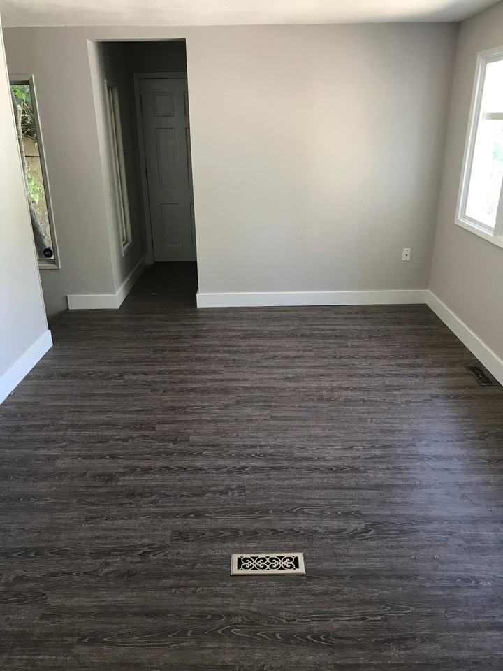 910 8 St S - Photo 3 of 5