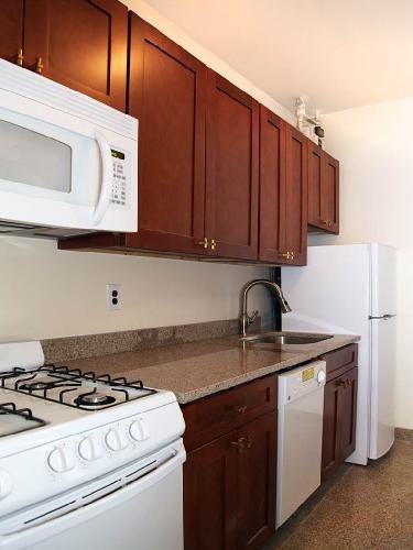 234 E 58th St - Photo 3 of 5