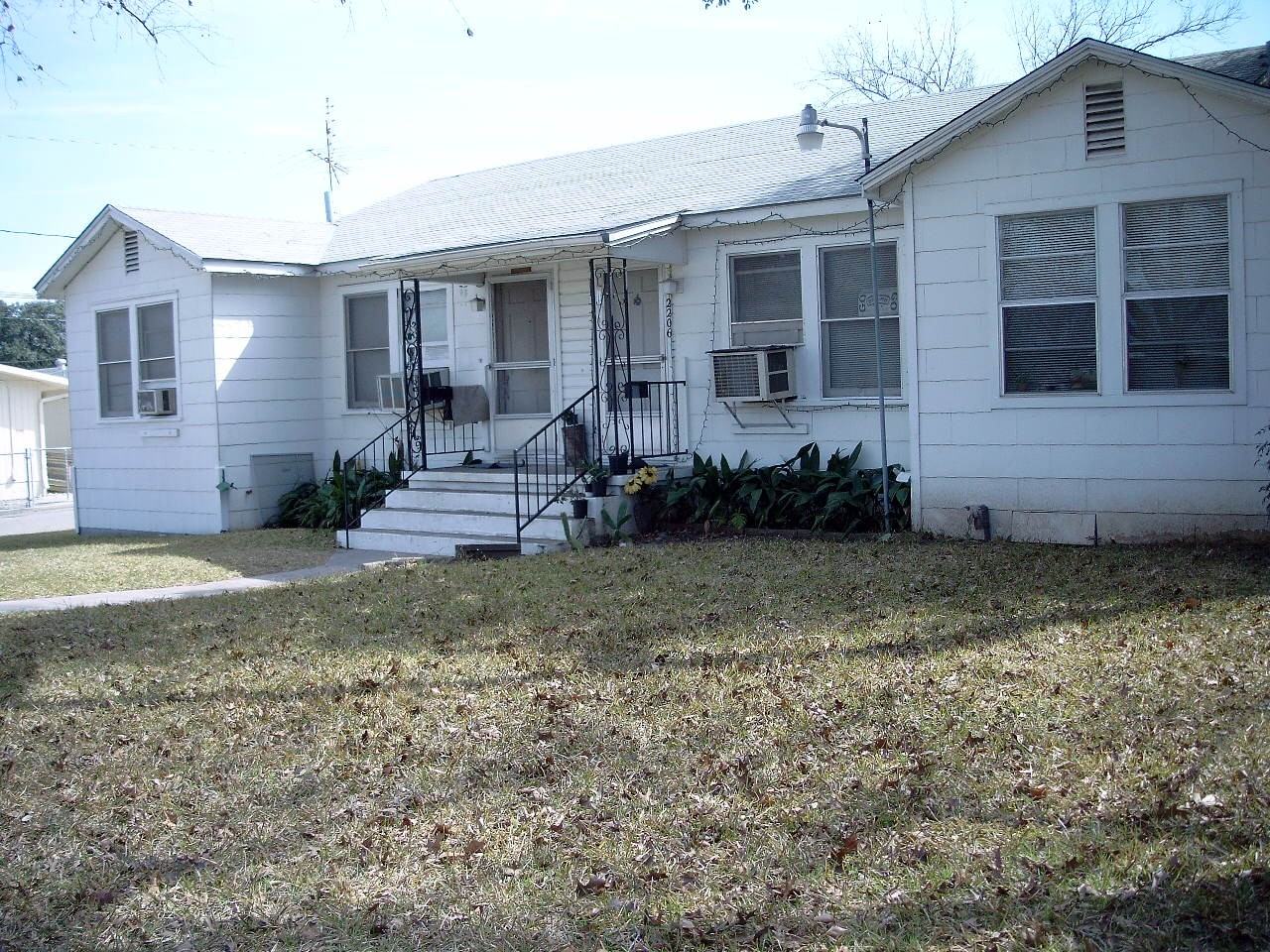 2206 Lee Hall Street - Photo 2 of 10