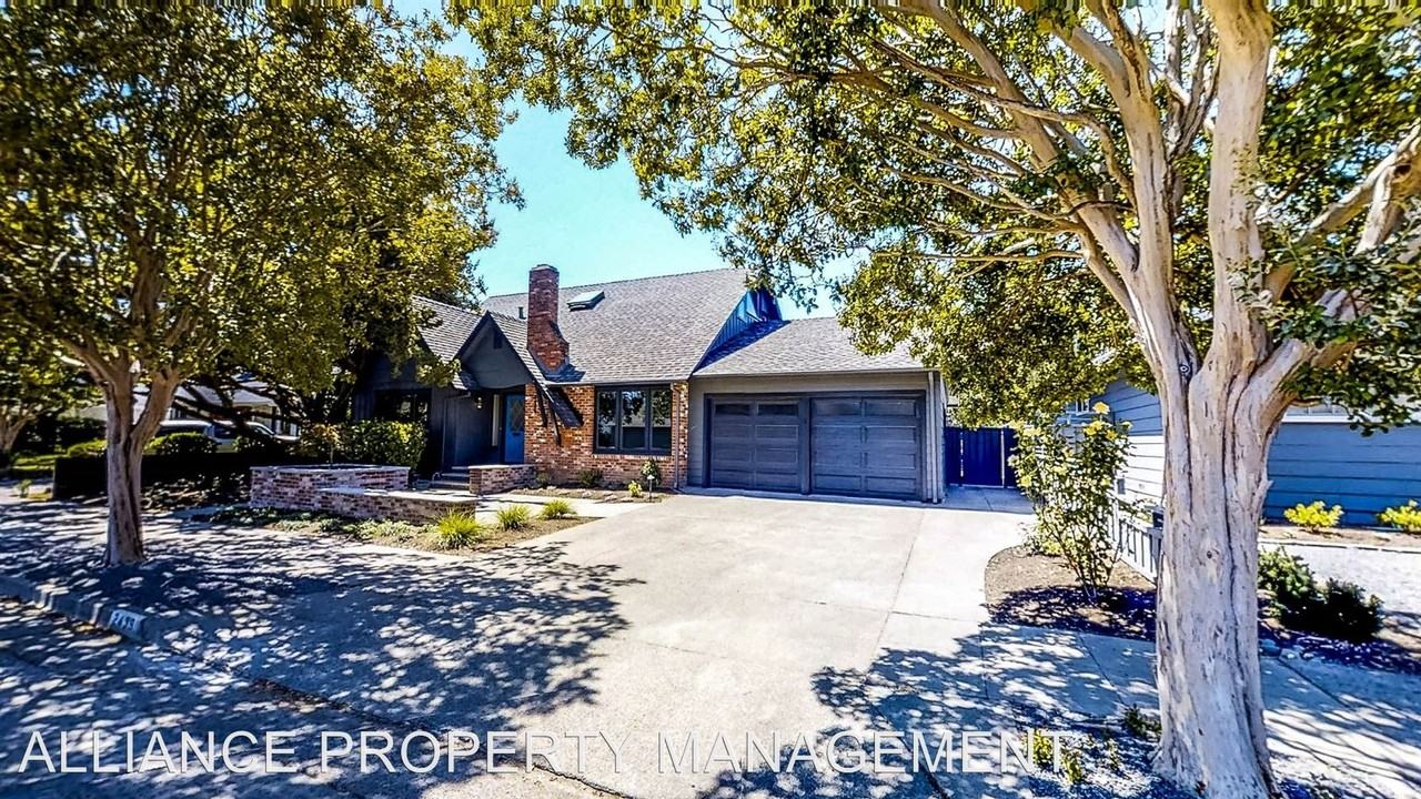 2439 Grosse Ave - Photo 3 of 22