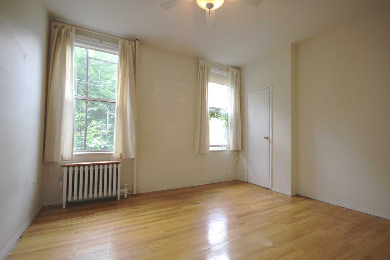 560 Lorimer St - Photo 3 of 5