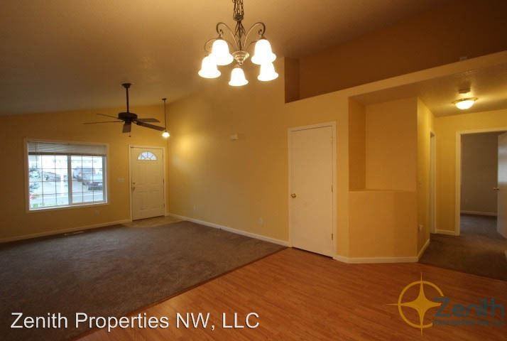5616 NE 64th St - Photo 3 of 17