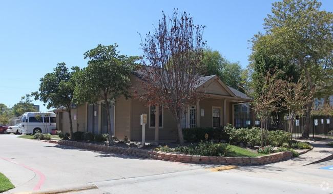 Collingwood Gardens - Photo 2 of 3