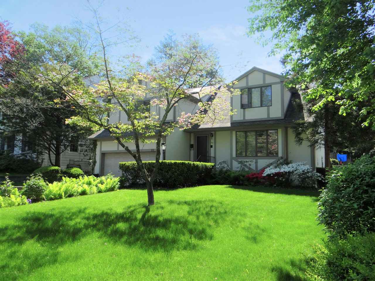 22 Colonial Ave - Photo 2 of 29