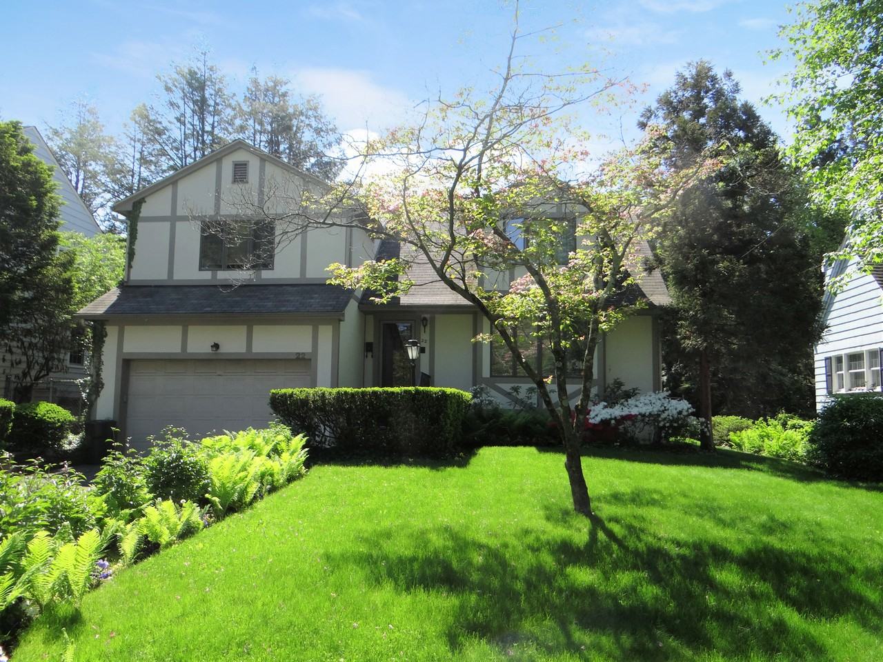 22 Colonial Ave - Photo 3 of 29