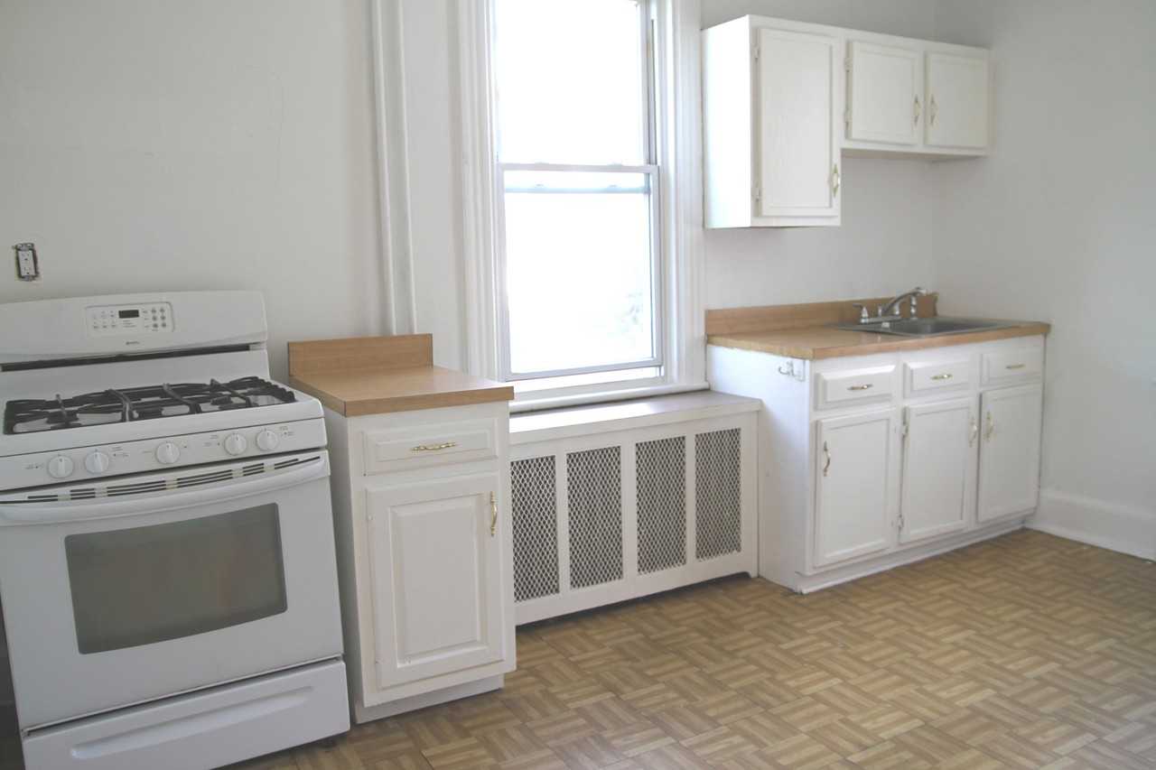 300 Mayflower Ave - Photo 3 of 16