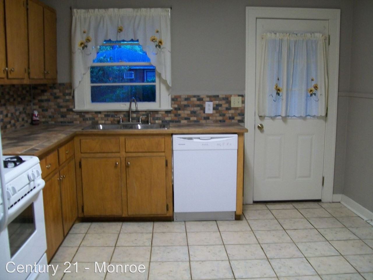 201 Rogers Ave - Photo 3 of 12