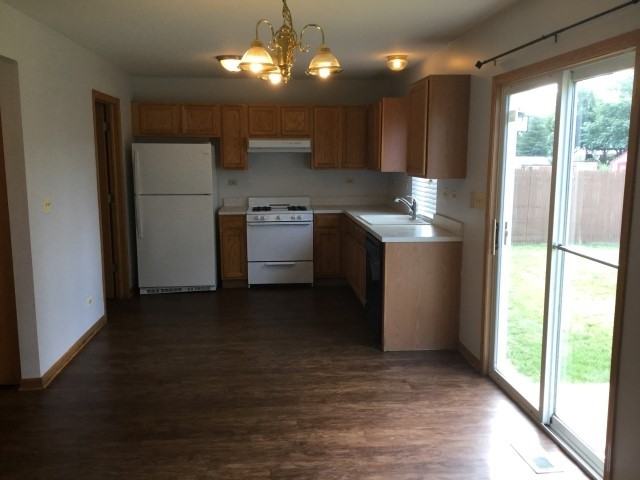 1045 Golden Oaks Pkwy - Photo 3 of 13