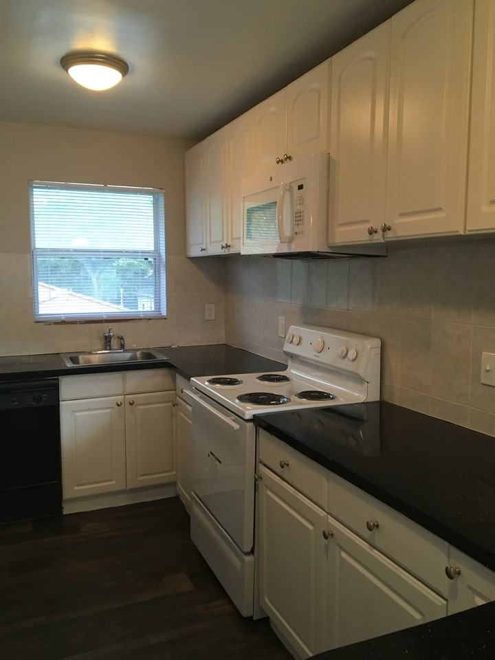 1605 16th Street North - Photo 3 of 7