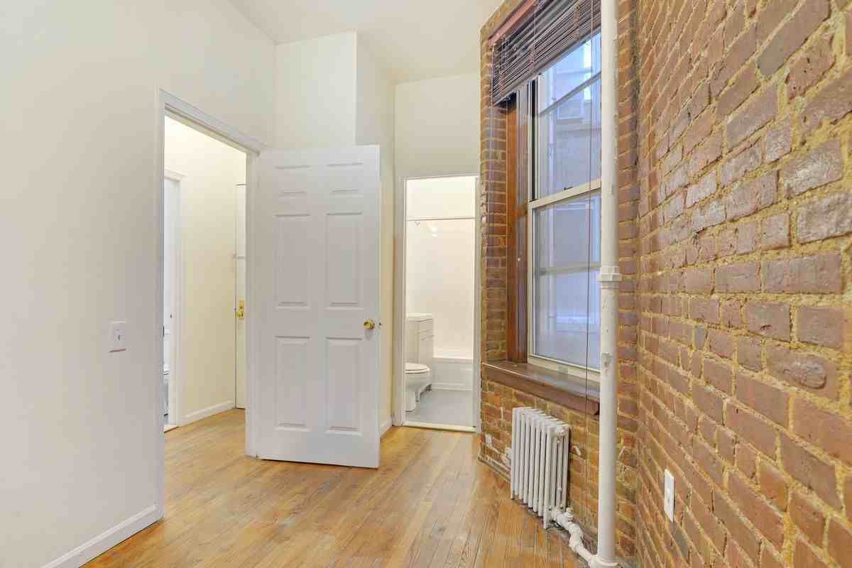 364 W 51st St #5W - Photo 2 of 5