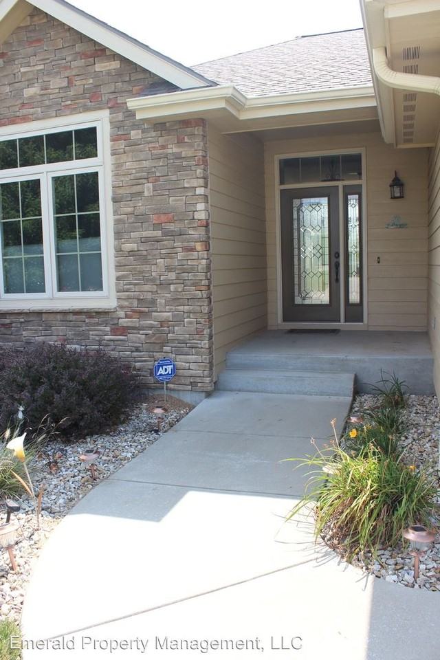 824 Locharno Dr - Photo 3 of 40