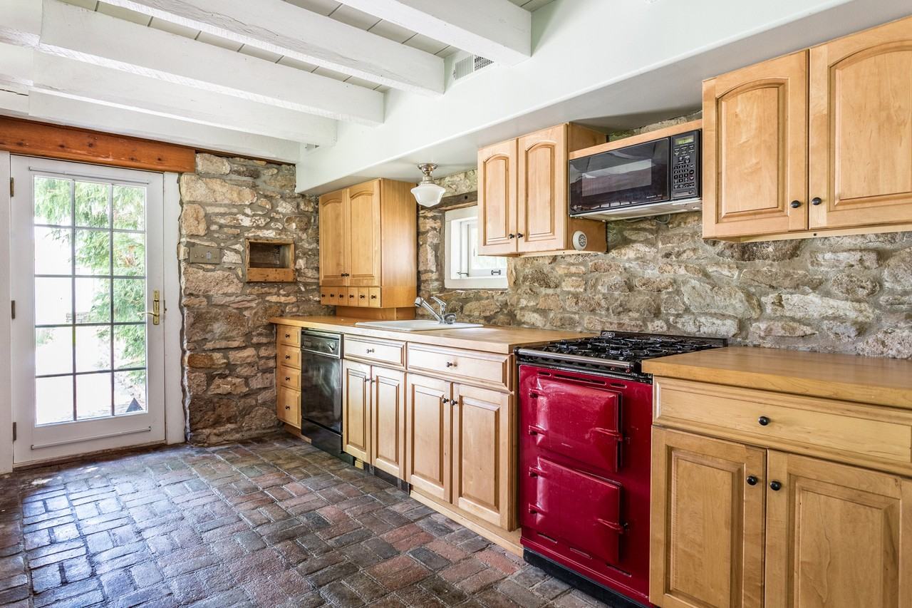 6054 Honey Hollow Rd - Photo 3 of 16