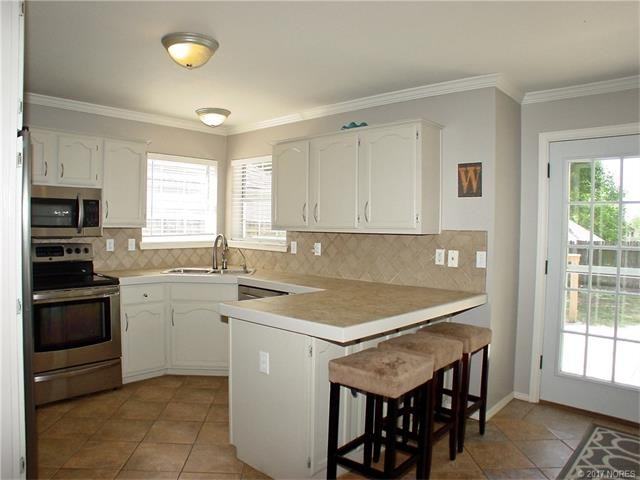 9302 E 96th St - Photo 3 of 9