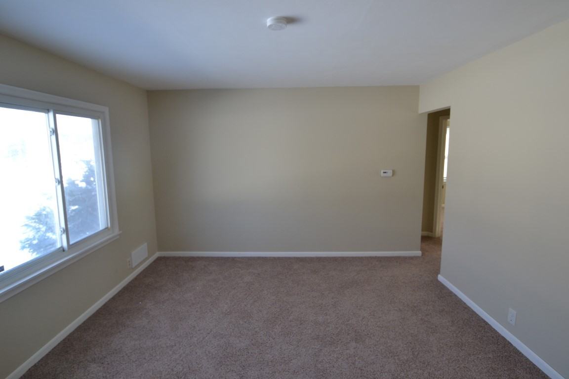 230 Poplar St E - Photo 2 of 10