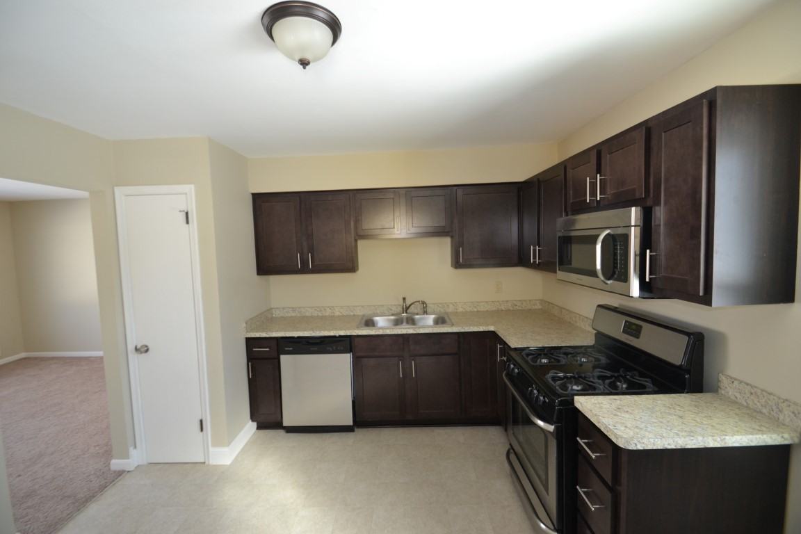 230 Poplar St E - Photo 3 of 10
