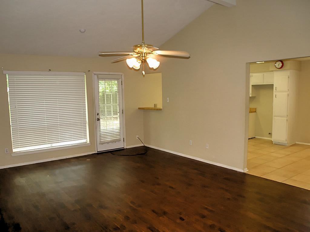108 Maple Leaf Dr - Photo 2 of 8