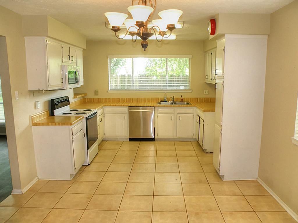 108 Maple Leaf Dr - Photo 3 of 8