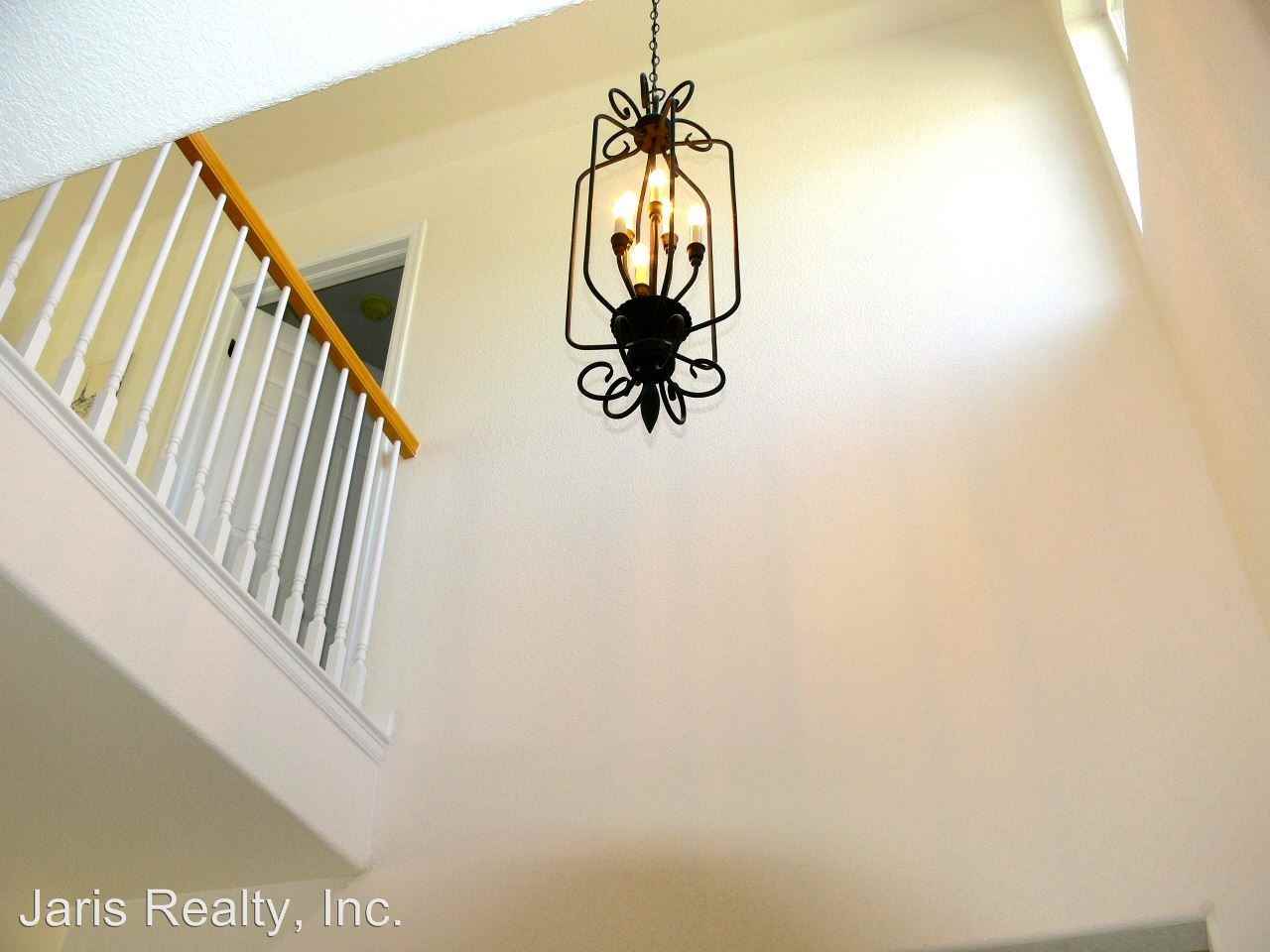 1376 Peninsula Cir - Photo 3 of 21