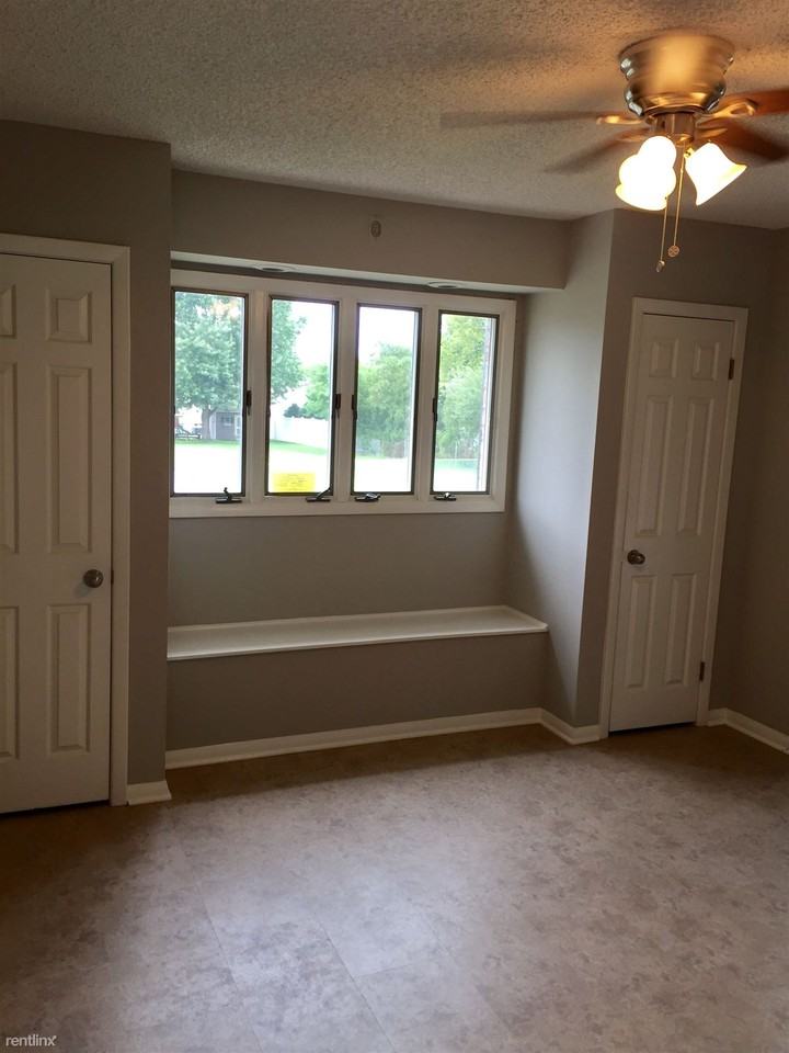 670 Hirsch Ave - Photo 3 of 16