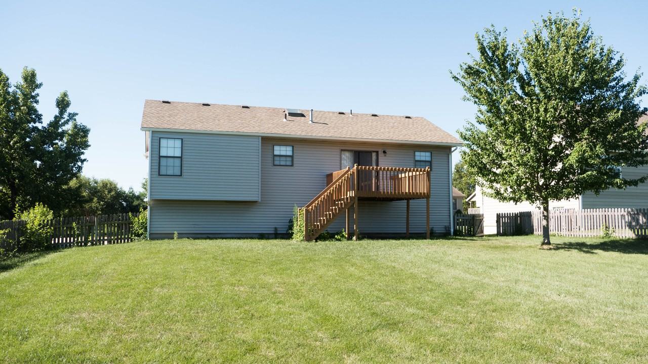 1832 SE 7th St - Photo 3 of 12