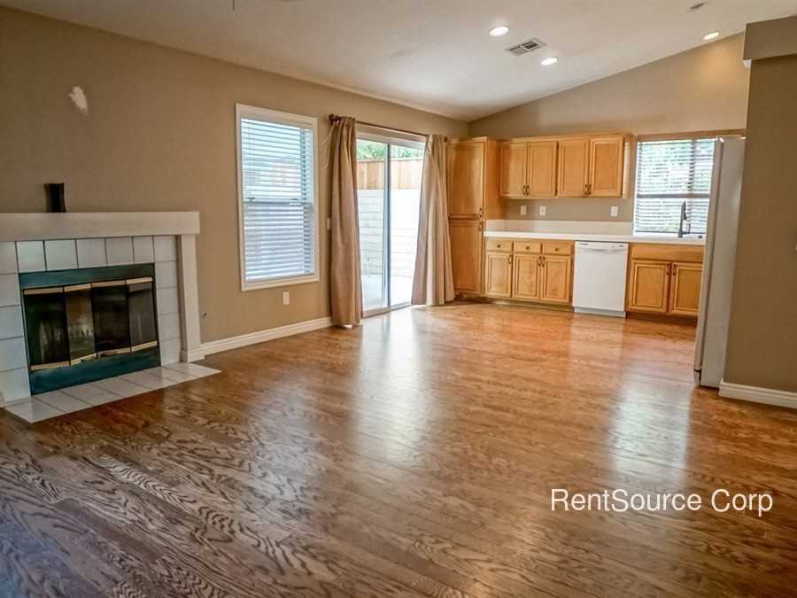 27705 Kristin Ln - Photo 3 of 10