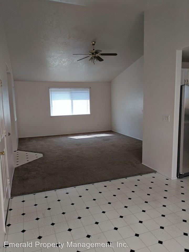 586 Oakdale Ave - Photo 3 of 10