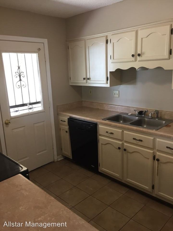 3437 Laurelwood Dr - Photo 3 of 5