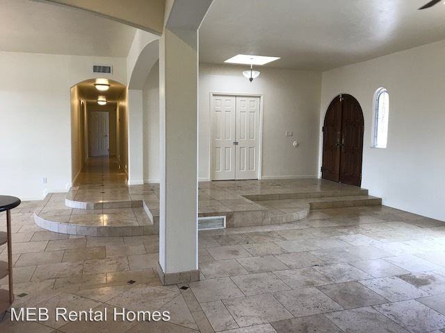 5221 N Foothills Dr - Photo 3 of 28