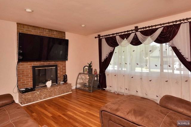 195 Fern St - Photo 2 of 9