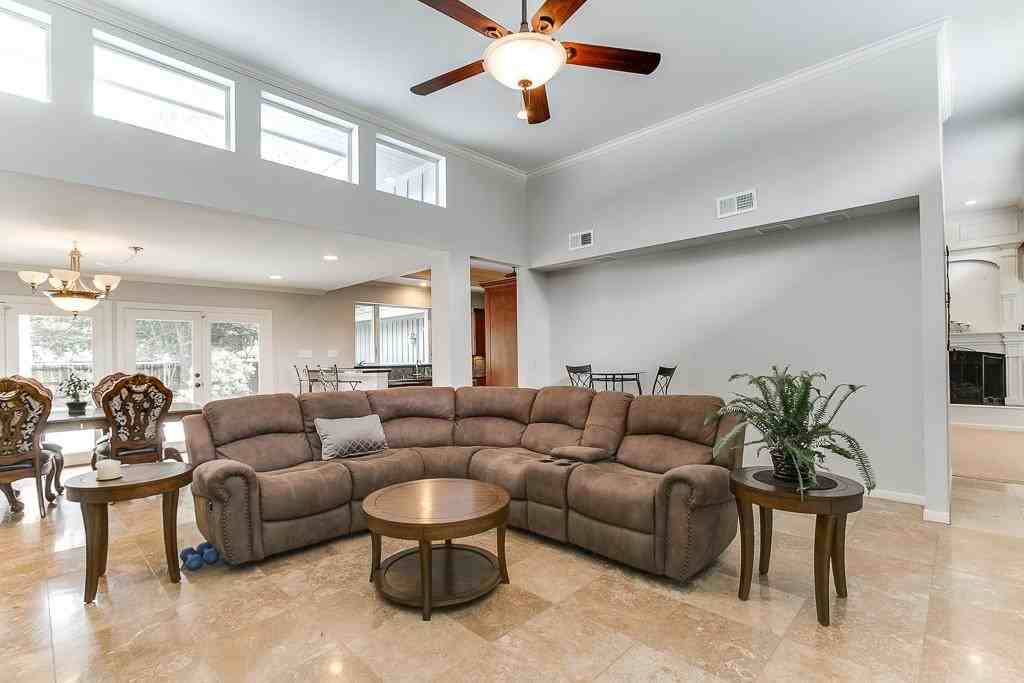 121 E Timberlane Dr - Photo 3 of 21