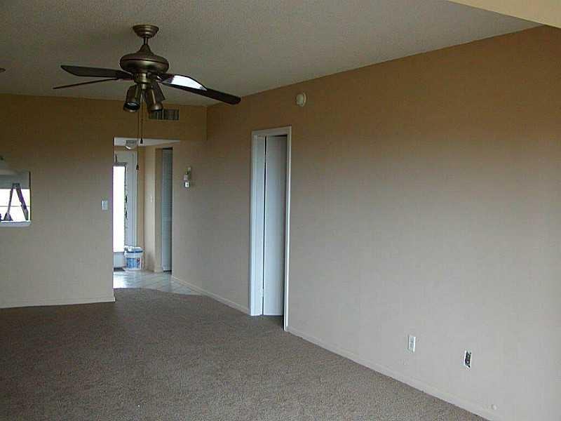 1020 Country Club Dr - Photo 3 of 11