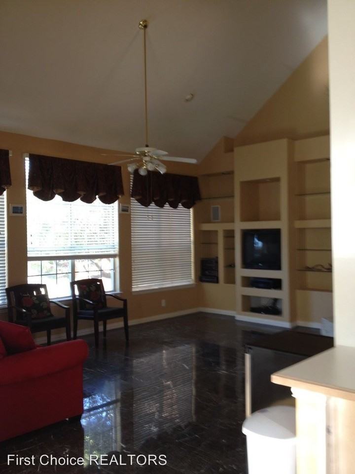 7521 England Dr - Photo 2 of 8