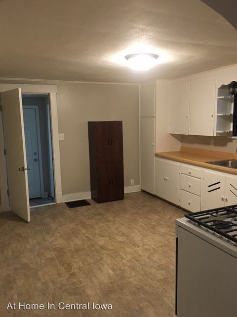 922 Walker St - Photo 2 of 9