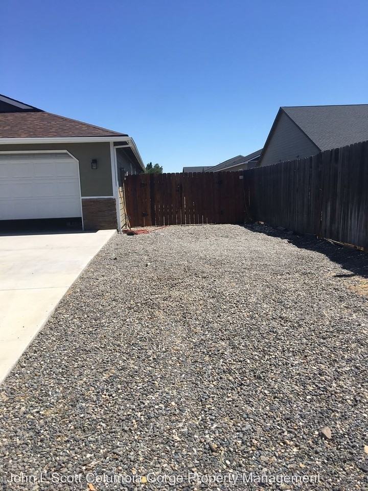 410 Central Blvd - Photo 2 of 11