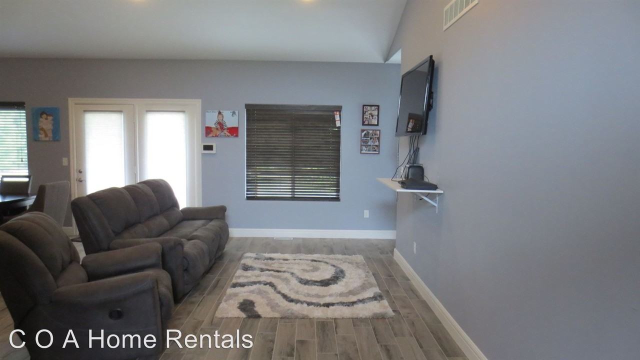 102 S Blue Bells Ct - Photo 2 of 18