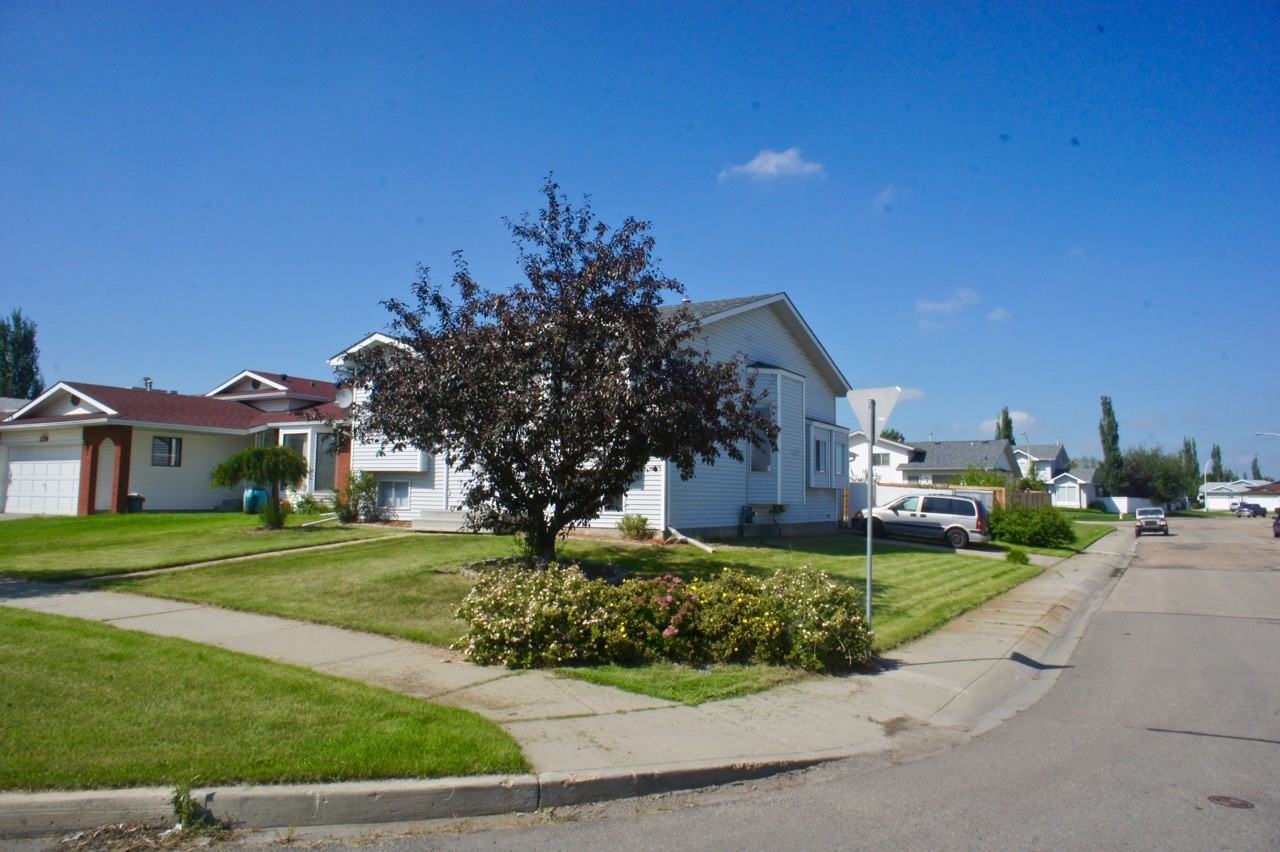 124 Klarvatten Rd NW - Photo 2 of 19