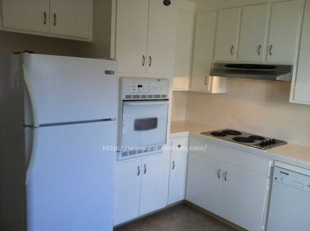 1095 Oakmont Dr - Photo 2 of 5