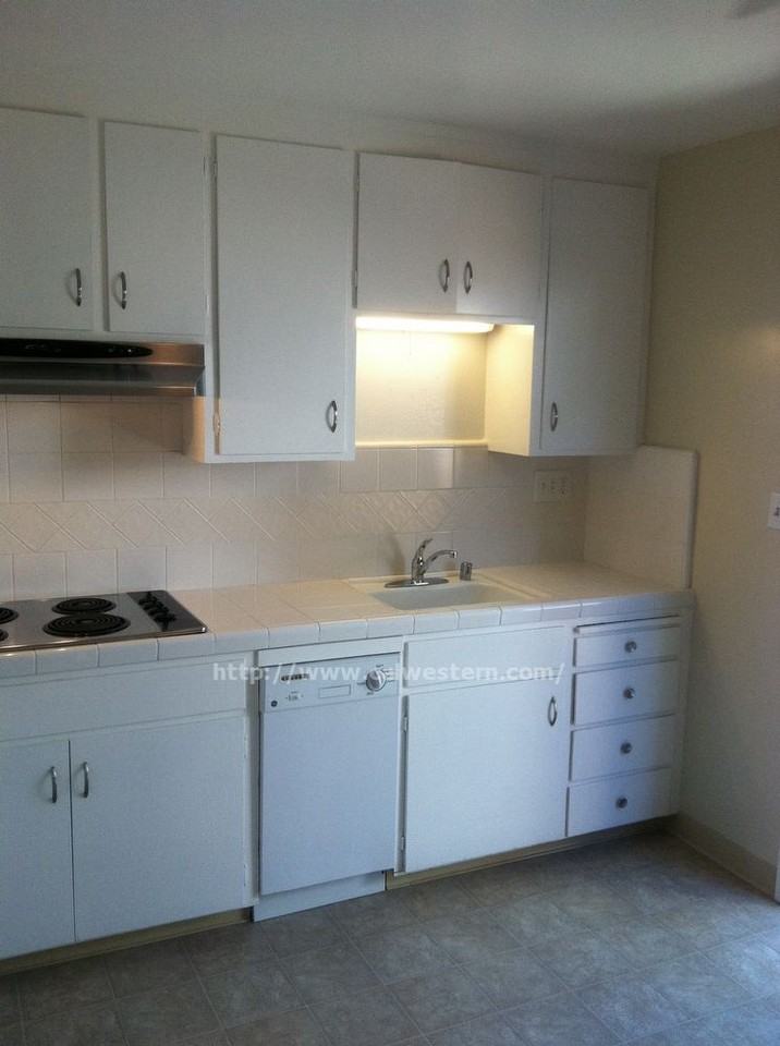 1095 Oakmont Dr - Photo 3 of 5