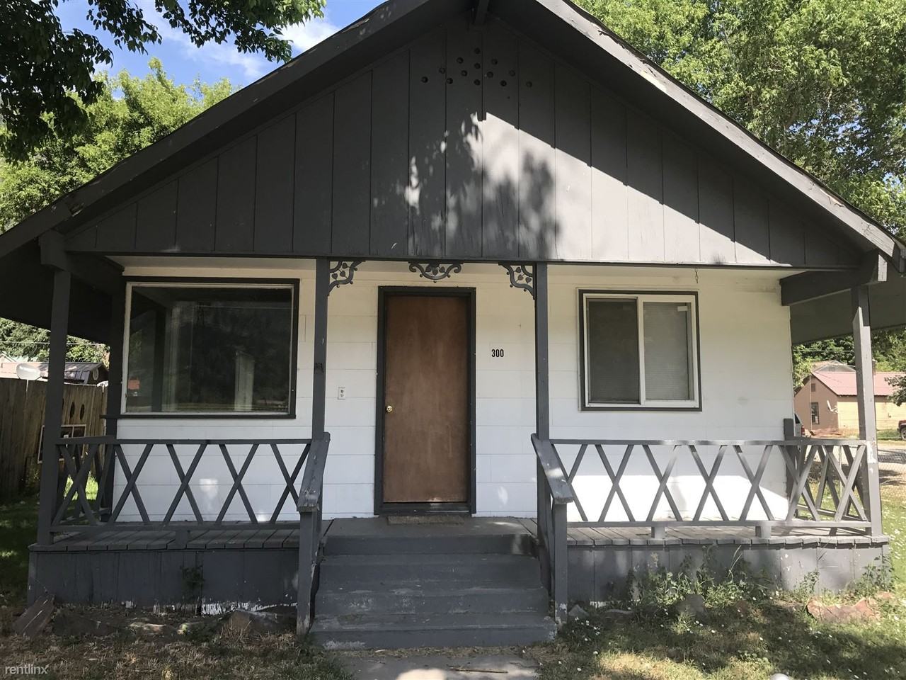 300 Railroad Ave - Photo 2 of 21