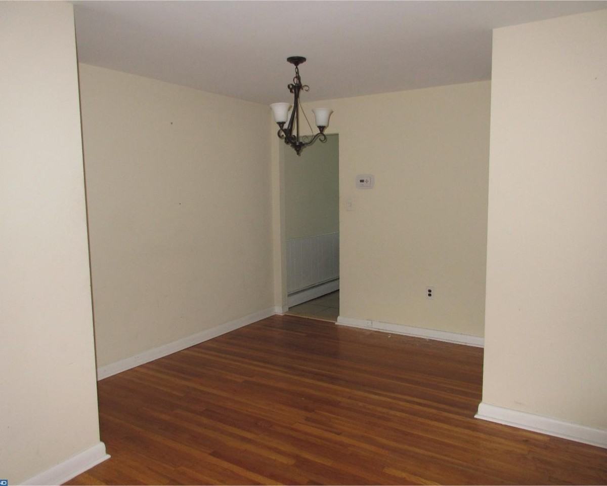 423 Hurst St - Photo 3 of 10